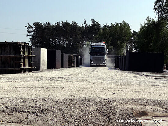Szamba betonowe Lidzbark Warmiński - załadunek zbiornika na transport